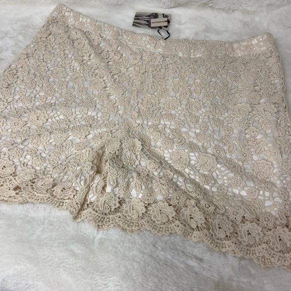 NWT! Alice & YOU lace flowers slip on cream shorts - Picture 2 of 9